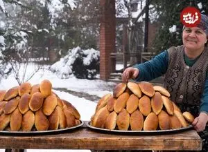 ببینید| غذای روستایی در آذربایجان؛ پخت پای سبزیجات توسط مادر بزرگ روستایی