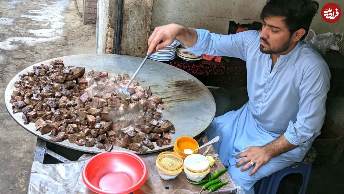 (ویدئو) غذای مشهور خیابانی در پاکستان؛ طبخ واویشکا جگر گاو 