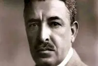 عکس| سفر در زمان؛ «عبدالحسین تیمورتاش، وزیر دربار» پشت میز کارش