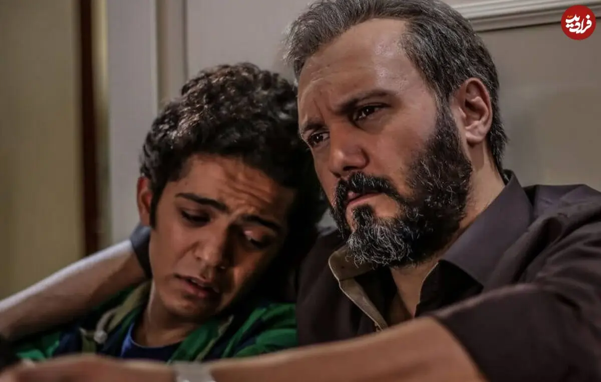 عکس| سفر زمان؛ چهرۀ «اشکان» (سریال زیر پای مادر) بعد از 8 سال روی صحنه تئاتر
