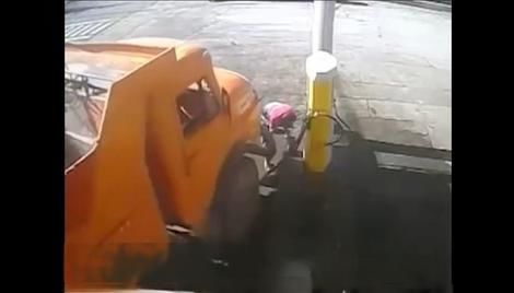 (ویدئو) لحظه برخورد دردناک کامیون با اپراتور یک پمپ بنزین 