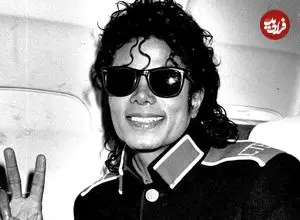 عکس| سفر در زمان؛ «مایکل جکسون» در حال بازدید از یک بیمارستان کودکان در لندن؛ سال 1351