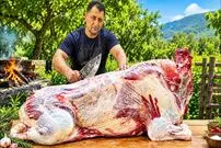 ببینید| غذای روستایی در آذربایجان؛ برش زدن حرفه ای یک گاو کامل و پخت غذا با آن