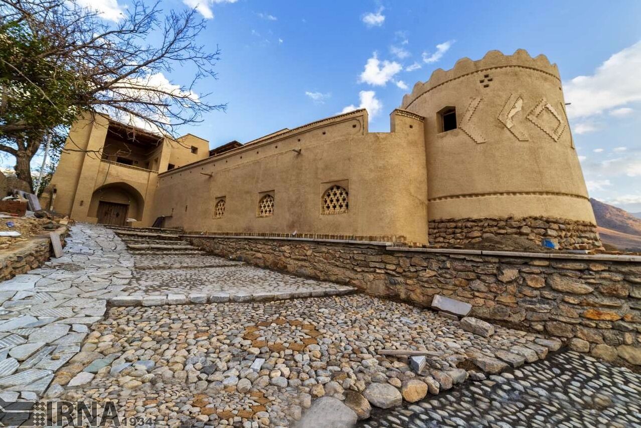 (عکس) سفر به ایران قدیم؛‌ جسد ۲ راهزن را در گلپایگان به نمایش گذاشتند