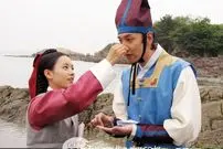 عکس| سفر زمان؛ ژست صمیمانۀ «دونگ‌یی» و «یونگ‌دال» در پشت صحنه سریال دونگ‌یی