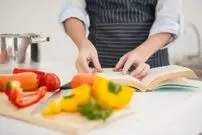 ۵ اشتباه رایج در آشپزی که طعم غذا را خراب می‌کند