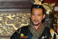 عکس| سفر به تاریخ؛ عکس یادگاری «امپراتور یوری» با «دختران خدمتکار» درپشت‌صحنه «امپراتور بادها»