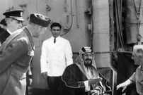 عکس؛ سفر در زمان؛ «پادشاه اول عربستان و اطرافیان در حال خوردن یک شتر کامل»؛ سال 1325