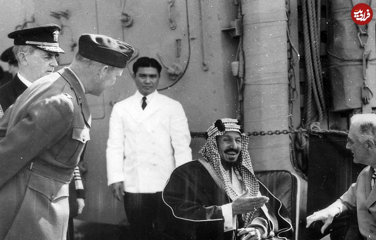 عکس؛ سفر در زمان؛ «پادشاه اول عربستان و اطرافیان در حال خوردن یک شتر کامل»؛ سال 1325