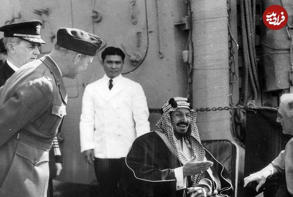 عکس؛ سفر در زمان؛ «پادشاه اول عربستان و اطرافیان در حال خوردن یک شتر کامل»؛ سال 1325