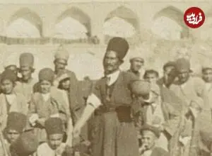 عکس| سفر زمان؛ تصویری از یک «شعبده‌باز» در میدان نقش‌جهان اصفهان در دوران قاجار