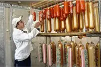 (ویدئو) کارخانه های ایرانی 40 سال قبل به این شکل سوسیس و کالباس تولید می کردند