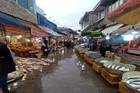 عکس| سفر به ایران قدیم؛ مغازۀ برنج‌فروشی در شهر رشت؛ 120 سال قبل