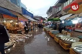 عکس| سفر به ایران قدیم؛ مغازۀ برنج‌فروشی در شهر رشت؛ 120 سال قبل