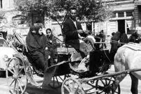 عکس| سفر به تهران قدیم؛ درشکه چی در حال حمل ماسه در چهارراه استانبول؛ سال 1337
