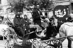 عکس| سفر به تهران قدیم؛ درشکه چی در حال حمل ماسه در چهارراه استانبول؛ سال 1337