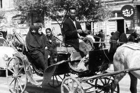 عکس| سفر به تهران قدیم؛ درشکه چی در حال حمل ماسه در چهارراه استانبول؛ سال 1337