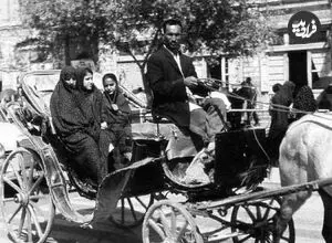 عکس| سفر به تهران قدیم؛ درشکه چی در حال حمل ماسه در چهارراه استانبول؛ سال 1337