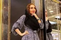 عکس| سفر زمان؛ چهرۀ «زهره فکور صبور» در پشت‌صحنه سریال «کمکم کن»؛ 22 سال قبل