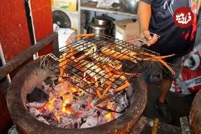ببینید| غذای خیابانی در تایلند؛ تهیه غذاهای سنتی با میگو، هشت پا، خرچنگ نعل اسبی و ... در بانکوک