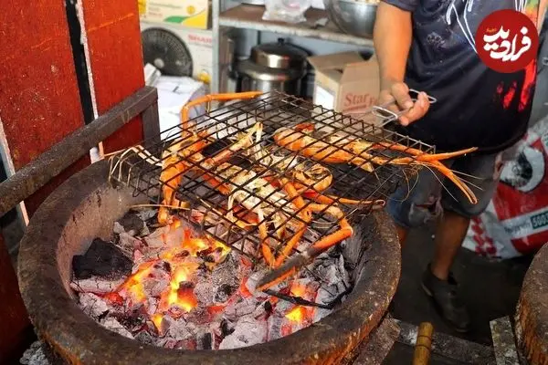 ببینید| غذای خیابانی در تایلند؛ تهیه غذاهای سنتی با میگو، هشت پا، خرچنگ نعل اسبی و ... در بانکوک