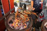 ببینید| غذای خیابانی در تایلند؛ تهیه غذاهای سنتی با میگو، هشت پا، خرچنگ نعل اسبی و ... در بانکوک