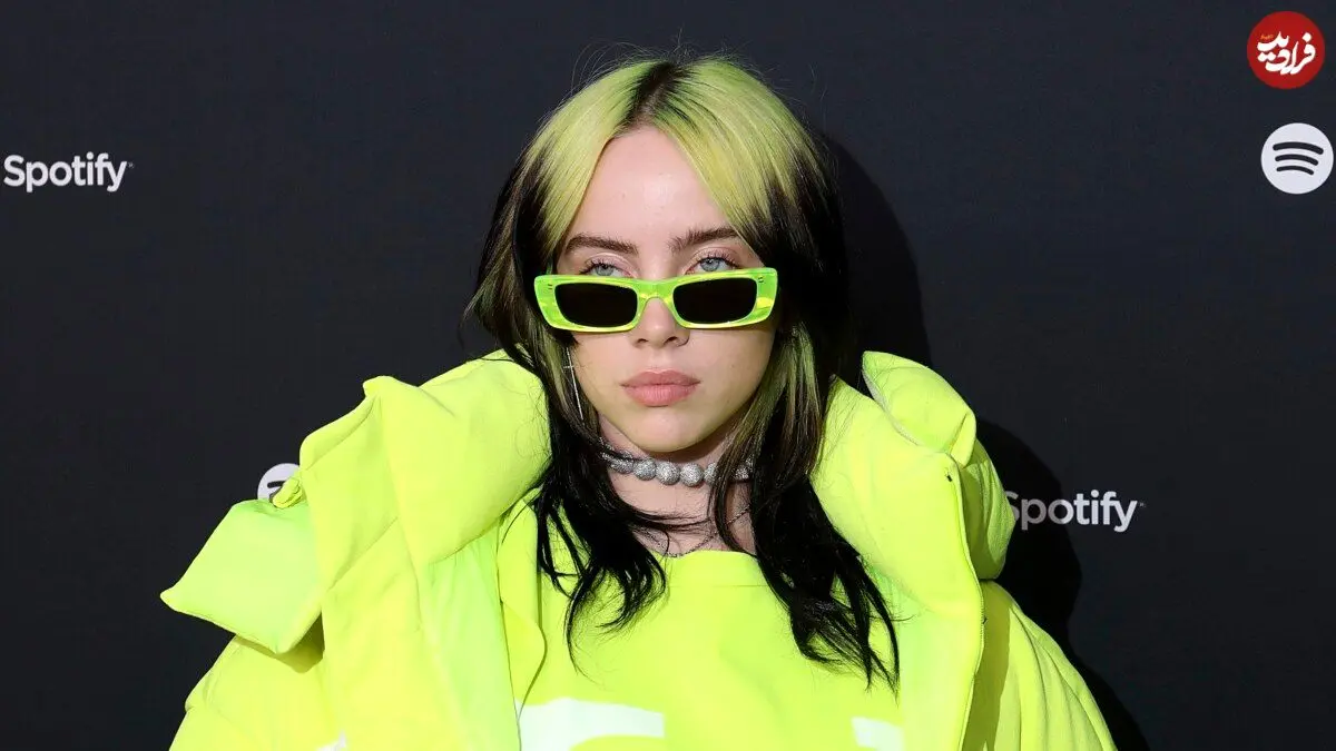 عکس؛ سفر در زمان؛ «بیلی ایلیش» در حال سخنرانی در انجمن موسیقی آمریکا؛ سال 1397