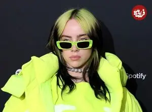 عکس؛ سفر در زمان؛ «بیلی ایلیش» در حال سخنرانی در انجمن موسیقی آمریکا؛ سال 1397