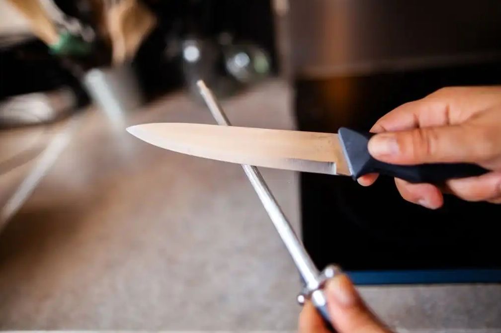 معرفی ۱۰ تکنیک ساده برای تیز کردن چاقو در خانه