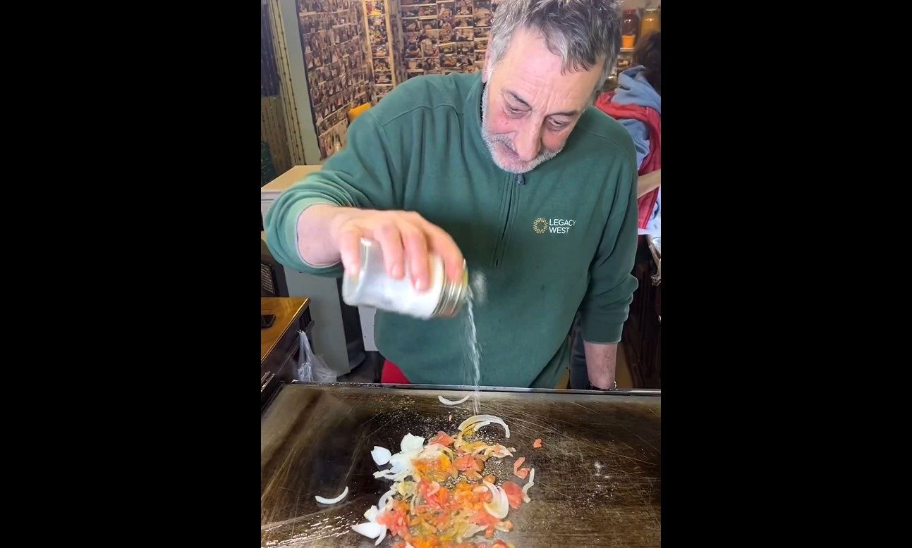 (ویدئو) این آشپز خیابانی ترکیه ای به خاطر شباهت به ابی مشهور شد