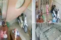 (ویدئو) نجات دراماتیک بچه سوار روروک قبل از ریزش سقف خانه
