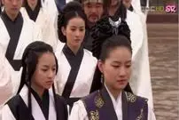 عکس| سفر به تاریخ؛ عکس یادگاری «سوریانگ و بانو یومیول» در پشت‌صحنه سریال «جومونگ»