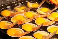 ببینید| غذای خیابانی در چین؛ پخت یک غذای خاص با تخم بلدرچین و میگو در شنژن