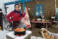 ببینید| غذای روستایی در ایران؛ پخت پیراشکی گوشت در روستایی کوهستانی