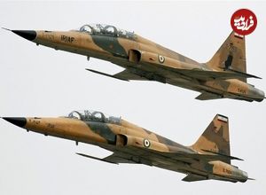 عکس| سفر در زمان؛ «سرتیپ حسین خلیلی» خلبان مشهور در کنار جنگنده F-5؛ دهه 50
