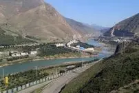عکس| سفر به ایران قدیم؛ لباس شستن در کنار یک رودخانه در نزدیکی رشت؛ 100 سال قبل