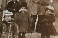 عکس؛ سفر به تاریخ؛ نوه‌های ناصرالدین شاه در کنار «برده‌های سیاهپوست»
