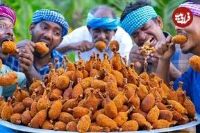 ببینید| غذای روستایی در هند؛ تهیه ران مرغ سوخاری و پوره سیب زمینی در طبیعت روستا