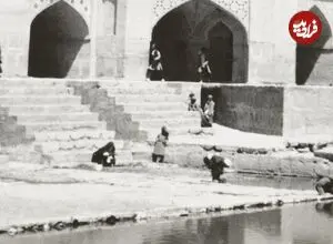 عکس| سفر زمان؛ گشت و گذار اصفهانی‌ها روی پل خواجو و کنار زاینده‌رود؛ یک قرن قبل