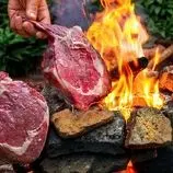 ببینید| غذای روستایی در سوئیس؛ پخت استیک تاماهاوک در کنار رودخانه