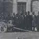 عکس| سفر زمان؛ عکس یادگاری بناها و کارگرها جلوی در کاروانسرای منظریه قم؛ دوران قاجار