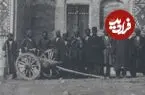 عکس| سفر زمان؛ عکس یادگاری بناها و کارگرها جلوی در کاروانسرای منظریه قم؛ دوران قاجار