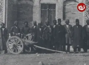 عکس| سفر زمان؛ عکس یادگاری بناها و کارگرها جلوی در کاروانسرای منظریه قم؛ دوران قاجار