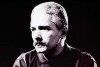عکس| سفر در زمان؛ «فرهاد مهراد» در 29 سالگی و در حال ضبط آهنگ آینه ها؛ سال 51