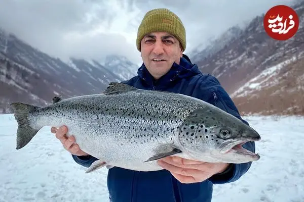 ببینید| غذای روستایی در آذربایجان؛ پخت ماهی سالمون پوشیده شده با نمک در هوای برفی