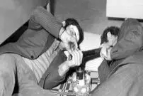 عکس؛ سفر در زمان؛ ۵۰ سال پیش، پاتوق تریاک کشیدن پولدارهای تهران لو رفت!