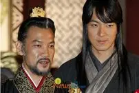 عکس| سفر به تاریخ؛ چهرۀ متفاوت «امپراتور یوری» (امپراتور بادها) در مراسم معرفی یک فیلم