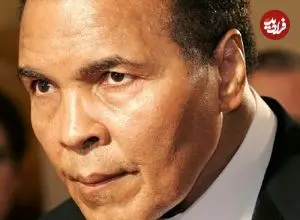 عکس| سفر در زمان؛ «محمدعلی کلی 20 ساله» در حال امضا دادن به هوادارانش؛ سال 1340