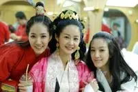 عکس| سفر زمان؛ بستنی خوردن «پرنسس جامیونگ و شاهزاده لاهی» در پشت‌صحنه «جومونگ 3»