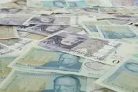 انگلیسی‌ها پول نقد کمتری می‌خورند!